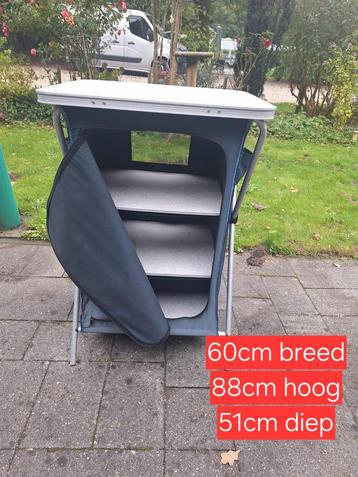 Campingkast met 3 planken beschikbaar voor biedingen