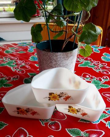 Pyrex schalen Dahlia motief.  beschikbaar voor biedingen
