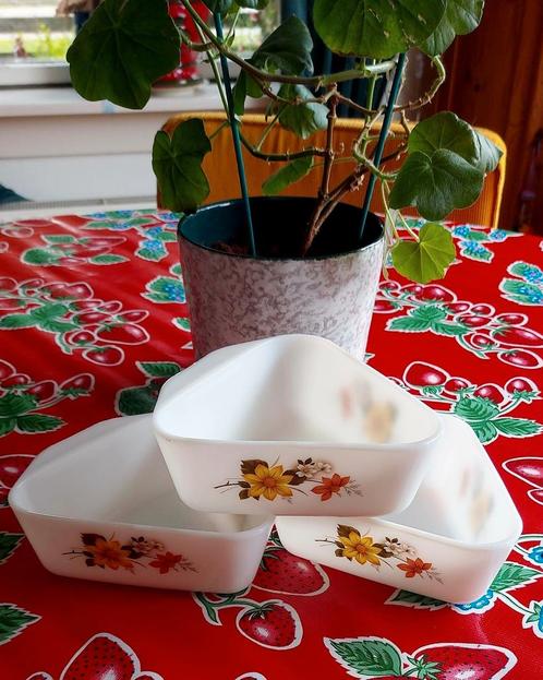 Pyrex schalen Dahlia motief., Huis en Inrichting, Keuken | Servies, Gebruikt, Schaal of Schalen, Overige stijlen, Glas, Ophalen of Verzenden