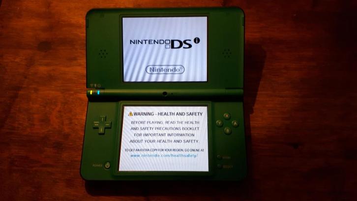 Nintendo DSi XL Groen, Spelcomputers en Games, Spelcomputers | Nintendo DS, Zo goed als nieuw, Dsi XL, Groen, Ophalen of Verzenden