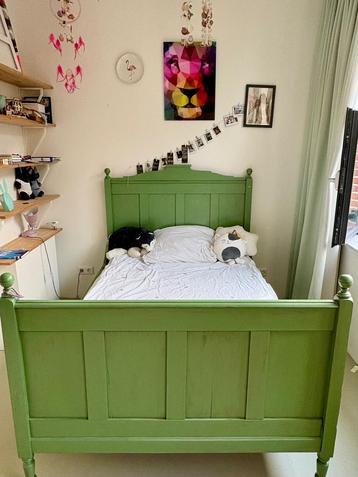 Antiek Groen Twijfelaar Bed inclusief matras en topper beschikbaar voor biedingen