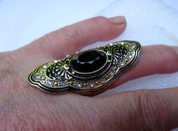 Goudkleurige ring lang schild op vinger zwarte steen + glimm beschikbaar voor biedingen