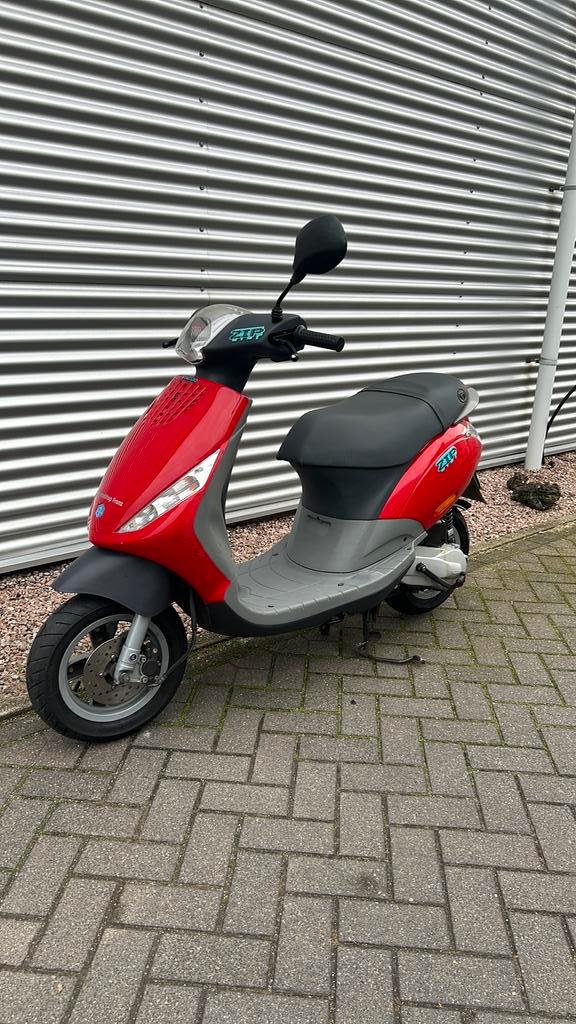 Piaggio zip 2takt 2001 - 5000 KM - zeer nette staat brom 2t, Fietsen en Brommers, Scooters | Piaggio, Zo goed als nieuw, Zip, Tweetakt