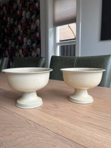 Metalen pot/vaas op voet, crème, voor bv biedemeier Samen €5 beschikbaar voor biedingen
