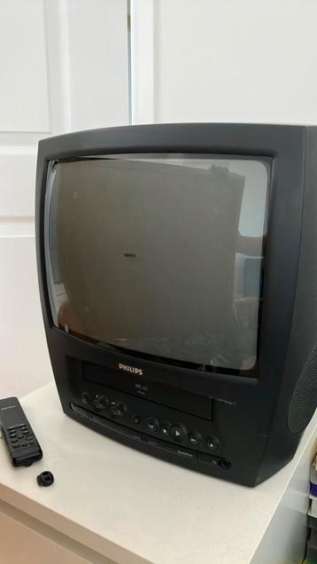 Oude TV met video speler. Oud ijzer?  beschikbaar voor biedingen