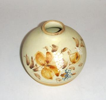 Met hand gemaakt leuk keramiek potje met bloemen decoratie.  beschikbaar voor biedingen