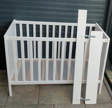 2x Ikea Sundvik baby bedje / ledikant incl. bedhekje beschikbaar voor biedingen