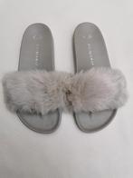 Slippers met nepbont mt. 39, Slippers, Zo goed als nieuw, Grijs, Verzenden