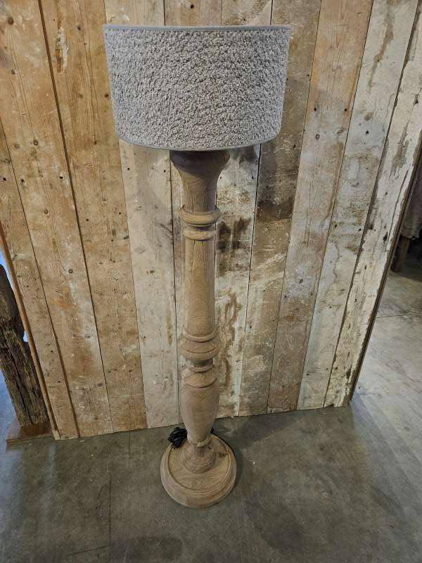vloerlamp,staande lamp ``WOONWINKEL RUSTIEK``, Huis en Inrichting, Lampen | Vloerlampen, Nieuw, 100 tot 150 cm, Hout, Ophalen of Verzenden