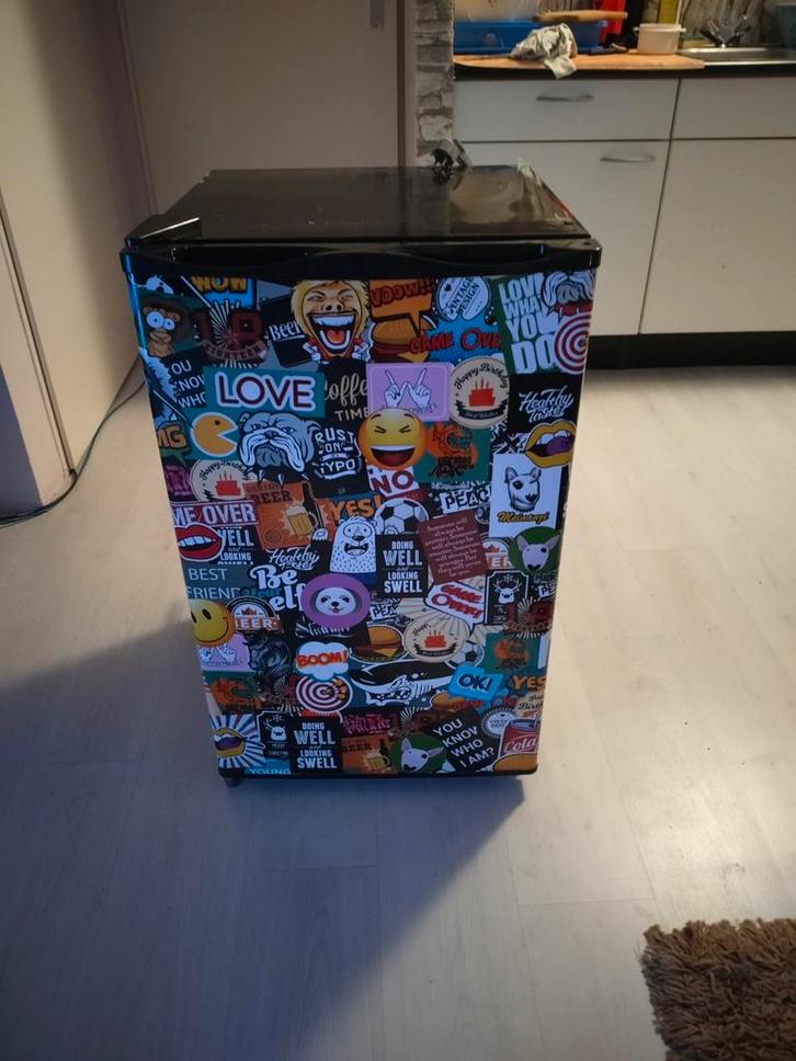 Kleine Koelkast met Stickers, Witgoed en Apparatuur, Koelkasten en IJskasten, Gebruikt, Zonder vriesvak, Minder dan 75 liter, Minder dan 85 cm
