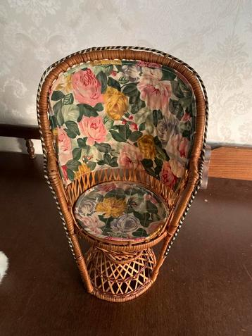 Vintage Poppenstoeltje Riet Bloemmotief Antiek Meubel Stoel beschikbaar voor biedingen