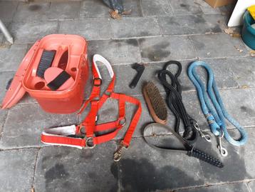 Roze poetskist met inhoud halster en touwen  beschikbaar voor biedingen