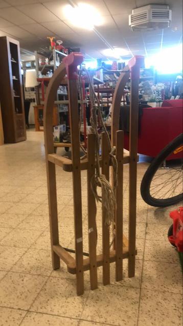 Houten slee voor in de sneeuw beschikbaar voor biedingen