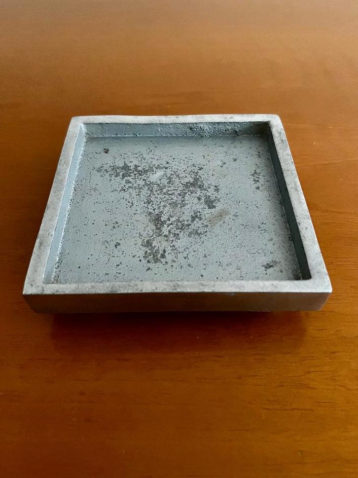 Vintage gegoten brutalistische aluminium (?) schotel, Huis en Inrichting, Woonaccessoires | Onderzetters, Gebruikt, Overig, Ophalen of Verzenden