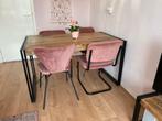 Mangohout eettafel en 4 velvet roze stoelen industrieel, 50 tot 100 cm, Rechthoekig, Ophalen of Verzenden, Zo goed als nieuw