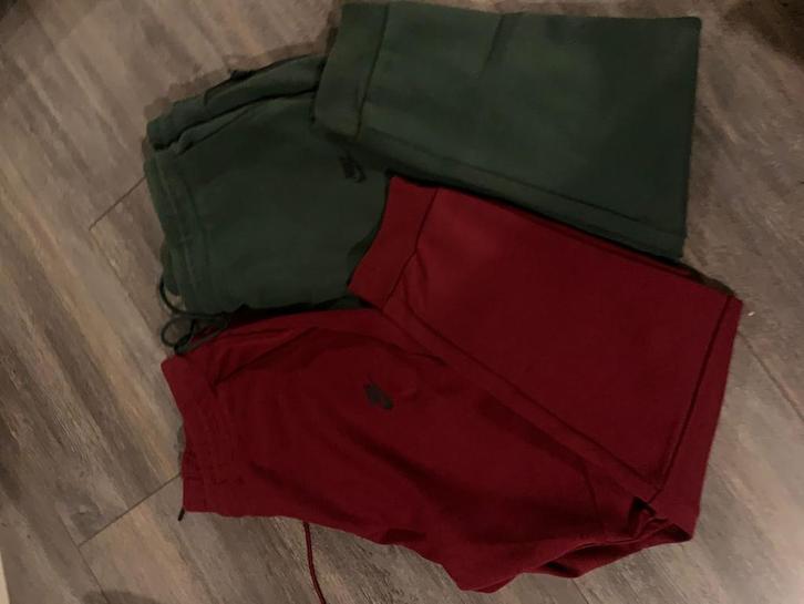 2 Nike Tech Fleece Broeken - Rood & Groen, Kleding | Dames, Broeken en Pantalons, Gedragen, Maat 46/48 (XL) of groter, Rood, Lang