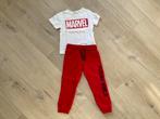 Stoere set met Marvel T-shirt en rode jog broek, Kinderen en Baby's, Kinderkleding | Maat 98, Ophalen of Verzenden, Zo goed als nieuw