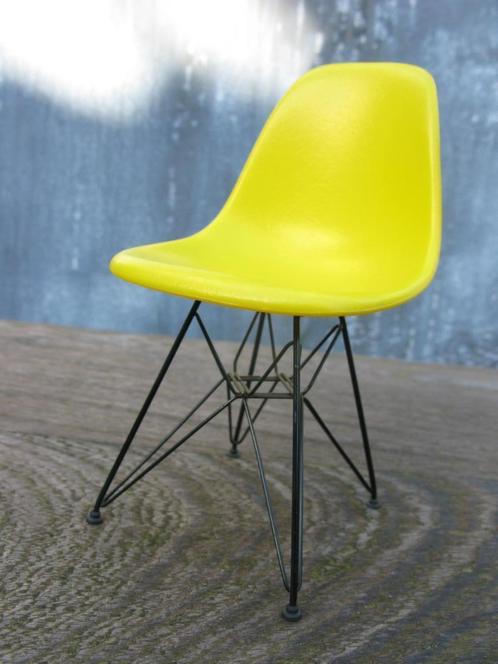 VITRA MINIATUURSTOEL EAMES DSR, Antiek en Kunst, Kunst | Designobjecten, Ophalen of Verzenden
