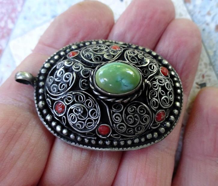 Oosterse ovaal hangertje mini rode steentjes 1 groter groen, Sieraden, Tassen en Uiterlijk, Kettinghangers, Gebruikt, Overige materialen