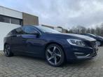 Volvo V60 2.0 D4 EURO6 R-Design LED Navi Trekhaak Cruise Con, Auto's, Voorwielaandrijving, Euro 6, 4 cilinders, Blauw