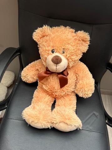 Knuffelbeer met strik – zachte pluche teddy” beschikbaar voor biedingen