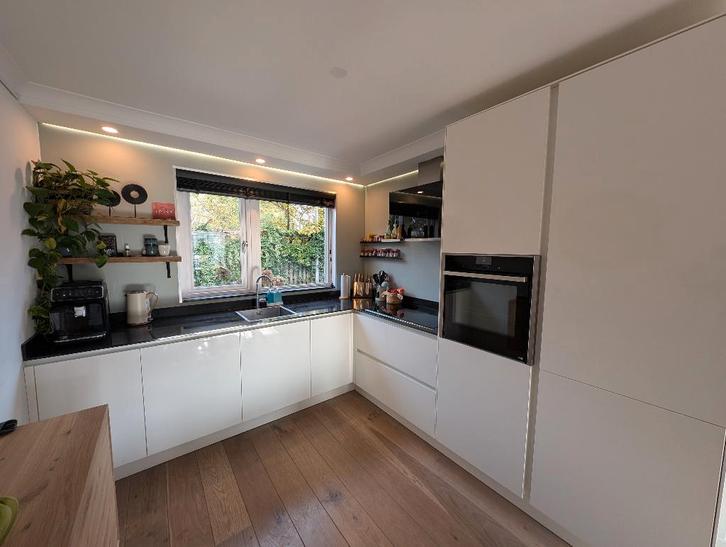 Witte hoogglans greeploze hoekkeuken + NEFF GEDEMONTEERD, Huis en Inrichting, Keuken | Complete keukens, Zo goed als nieuw, Hoekkeuken