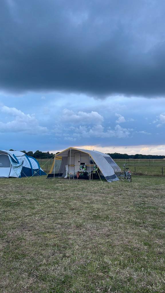 Compacte Kip Kompakt Caravan, Caravans en Kamperen, Caravans, Particulier, tot en met 2, tot 500 kg, Standaardzit, Kip, Omvormbare zithoek