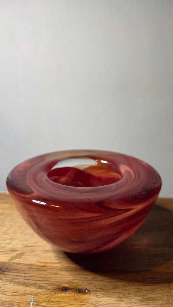 Kosta Boda ATOLL Anna Ehrner rood design glas schaal, Ophalen of Verzenden