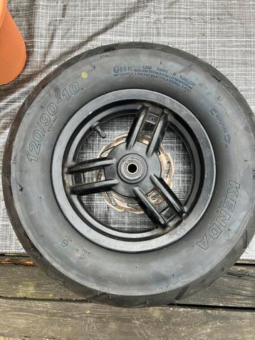 2 Kenda banden op Peugeot velgen. Koop beschikbaar voor biedingen