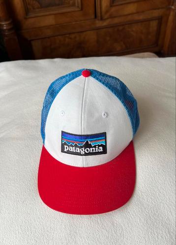 Patagonia pet, rood, wit & blauw,verstelbaar met drukkertjes beschikbaar voor biedingen