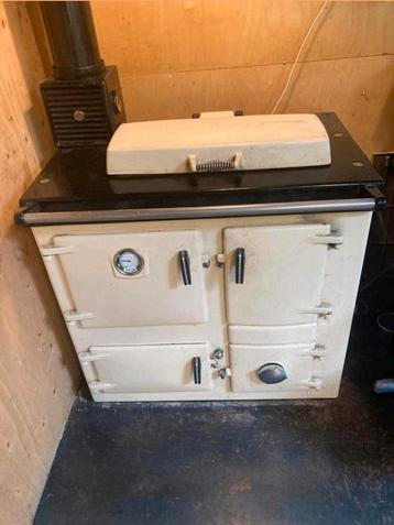 Rayburn houtgestookt fornuis / kachel met warmwater boiler beschikbaar voor biedingen