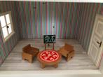 Lundby kinderkamerset, tafel, twee stoelen en bord., Verzamelen, Poppenhuizen en Toebehoren, Ophalen of Verzenden, Gebruikt, Poppenhuis