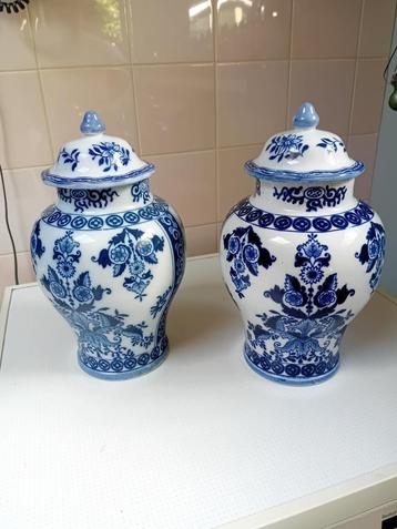 Blauw witte vazen. beschikbaar voor biedingen