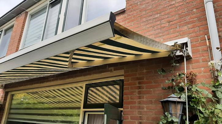 Te koop: zonnescherm, groen wit. 5 m x 2.50m, Tuin en Terras, Zonneschermen, Gebruikt, Knikarmscherm, 150 tot 300 cm, 450 cm of meer