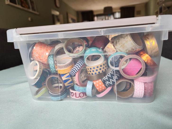 Heel veel washi tape! 4,5L bak vol! Wordt in zak verkocht, Hobby en Vrije tijd, Scrapbooking, Zo goed als nieuw, Ophalen of Verzenden