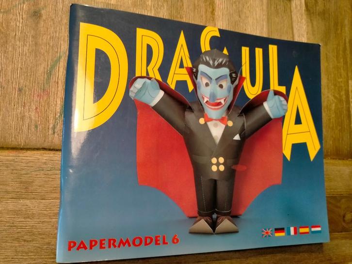 Dracula papermodel papiermodel vampier album boek pop maken, Verzamelen, Stripfiguren, Zo goed als nieuw, Overige typen, Overige figuren
