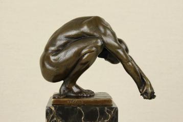 Mannelijk Naakt Bronzen beeld Man op Marmer door Milo Kunst beschikbaar voor biedingen