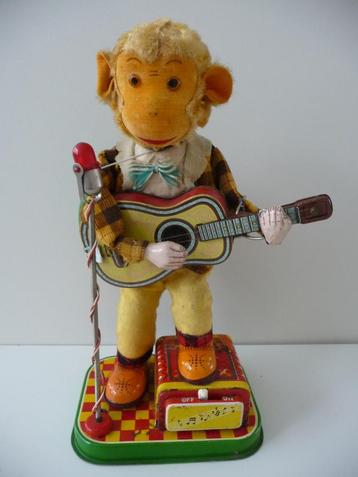 blikken AAPJE MET GITAAR - MECHANISCH SPEELGOED - 50-er jrn. beschikbaar voor biedingen
