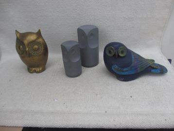  Drie Vintage UILEN beeldjes messing en hout en beton beschikbaar voor biedingen