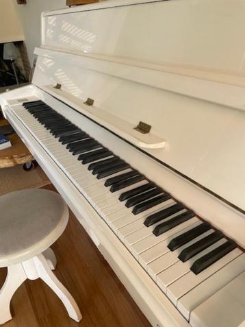 Witte Samick SU 110 piano beschikbaar voor biedingen