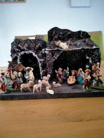 Kerststal met beeldjes beschikbaar voor biedingen