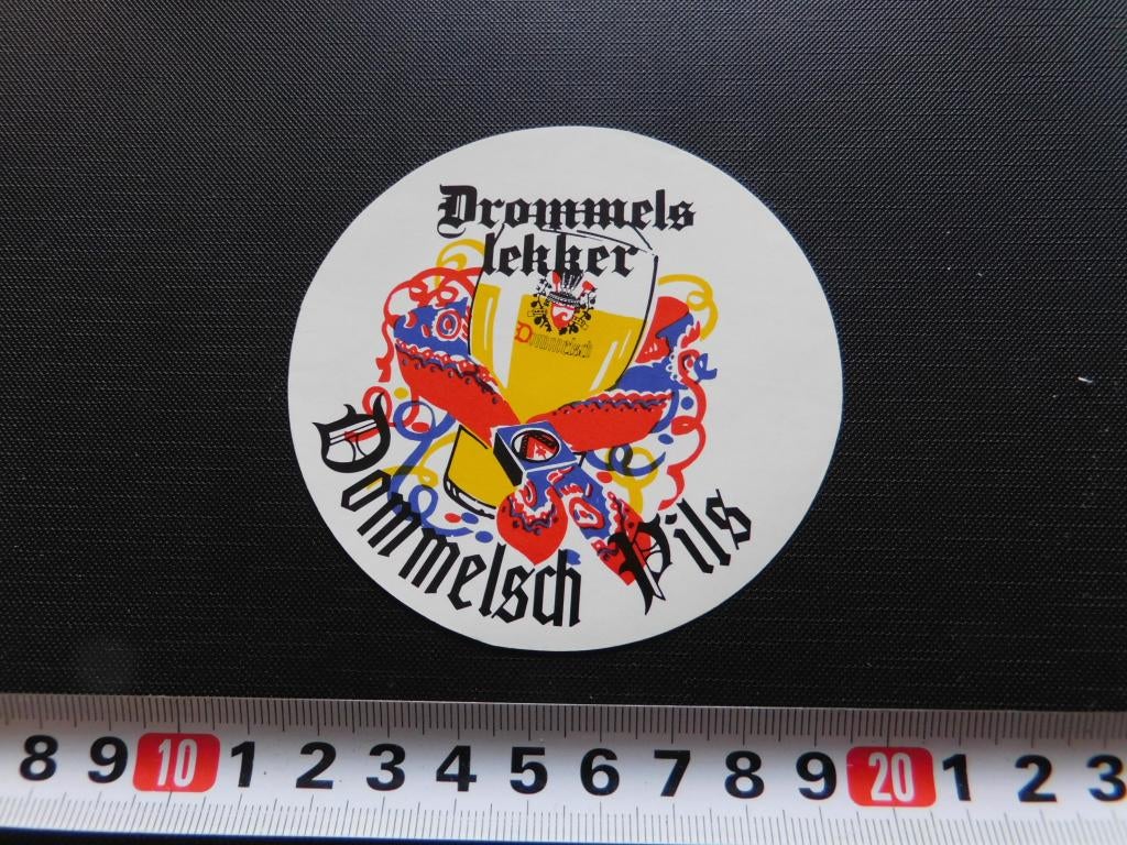 sticker Dommelsch Pils Drommels Lekker bier Carnaval, Ophalen, Zo goed als nieuw
