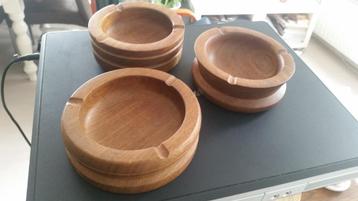 Nieuw, 3 houten asbakken. Doorsnee 11 cm, hoogte 4 cm beschikbaar voor biedingen