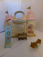 Sylvanian Families 5316 baby creche kasteel- piano- glijbaan, Ophalen of Verzenden, Nieuw, Poppenhuis