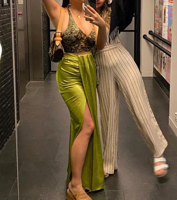 Satijnen Yaura maxirok maat M, Kleding | Dames, Rokken, Zo goed als nieuw, Maat 38/40 (M), Groen, Onder de knie, Ophalen of Verzenden