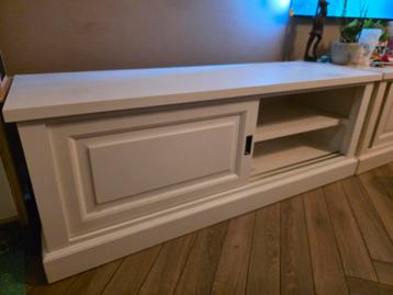 Landelijk tv meubel beschikbaar voor biedingen