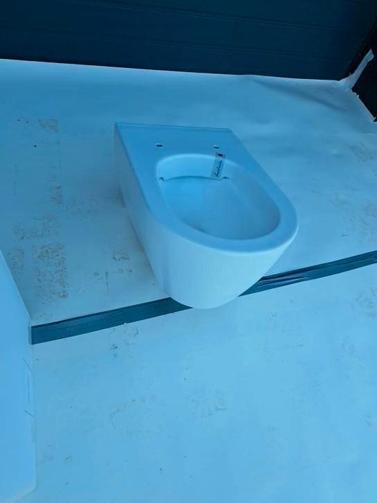7x Nieuw Hatria wc diepspoelcloset met open spoelrand(B1), Doe-het-zelf en Verbouw, Sanitair, Nieuw, Toilet, Steen, Ophalen