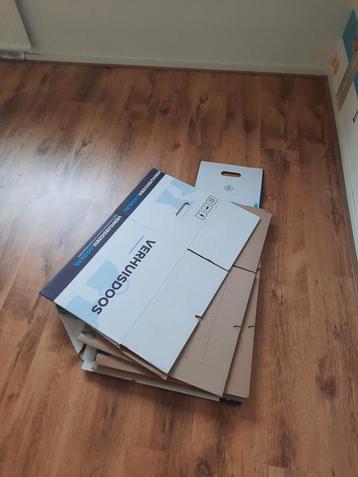 6 verhuisdozen, waarvan 1 beschadigd.  beschikbaar voor biedingen