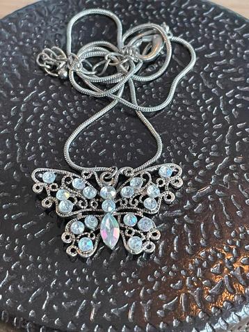 Schattige vintage vlinderhanger aan ketting beschikbaar voor biedingen