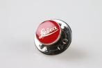 Leica Speld Pin logo rood wit, Verzamelen, Speldjes, Pins en Buttons, Ophalen of Verzenden, Zo goed als nieuw, Overige onderwerpen